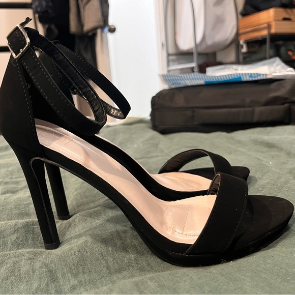 DB studio Heels - Picture 1 of 6